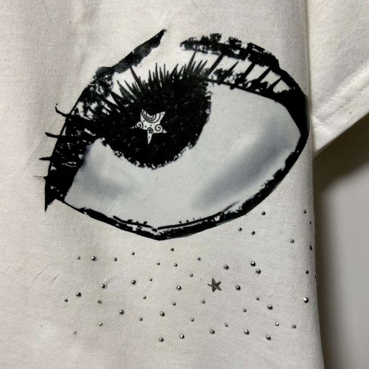 white indie alternative edgy y2k cropped graphic tee | black floral print, spirals, stars